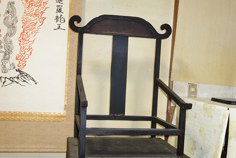 閻魔王椅子修復前